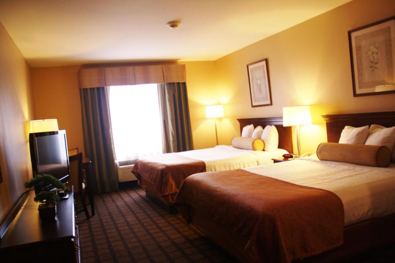 Inn & Suites Merrillville Room photo